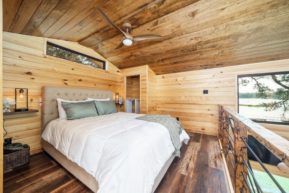 Lakefront Treehouse, private island on Lake Hamilton