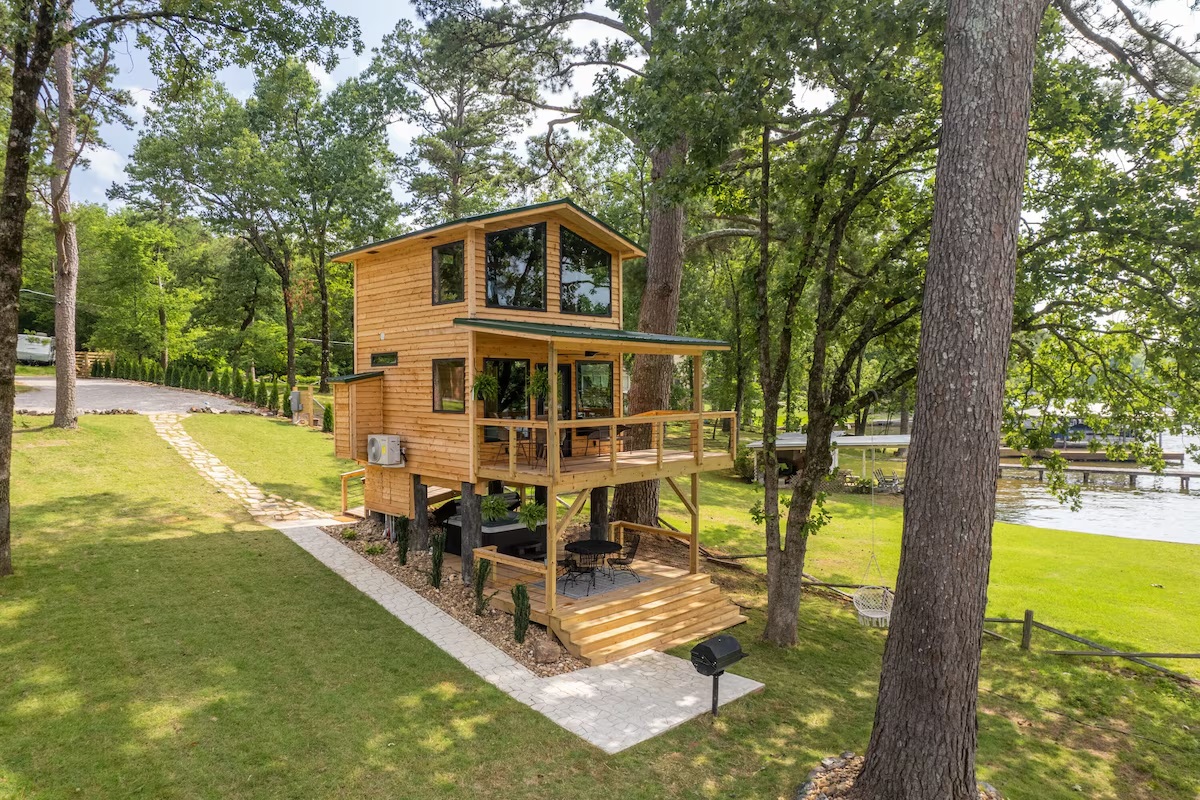 Lakefront Treehouse, private island on Lake Hamilton