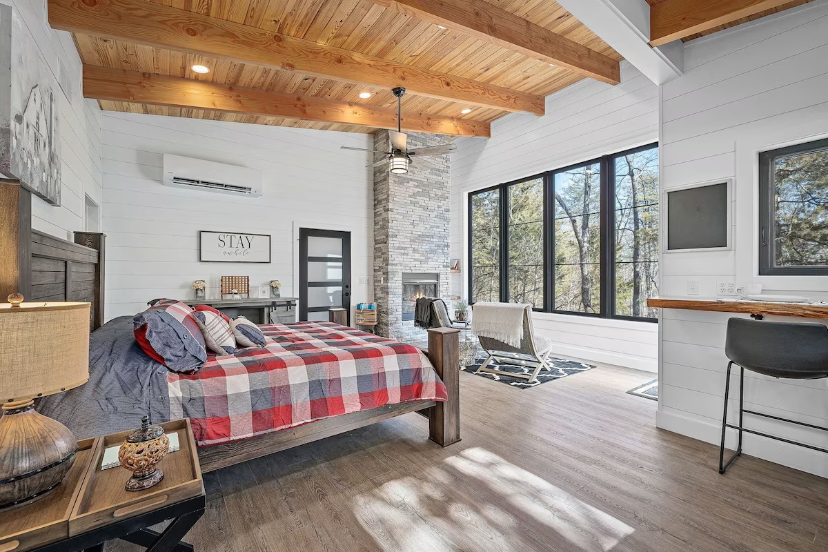 Cozy Lakeside Cabin