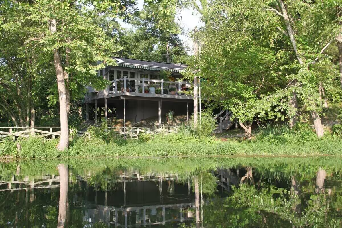 Waterside Historic Cabin on Lake Lucerne