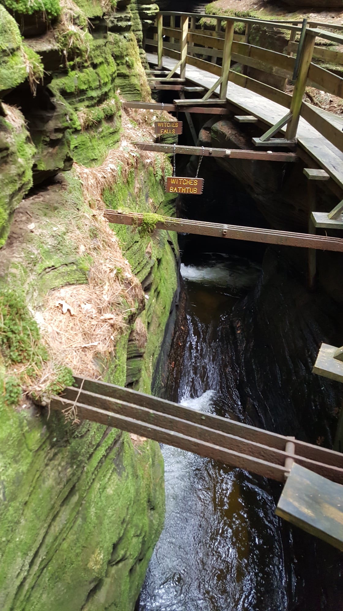 Wisconsin Dells Boat Tour: Witches Bathub