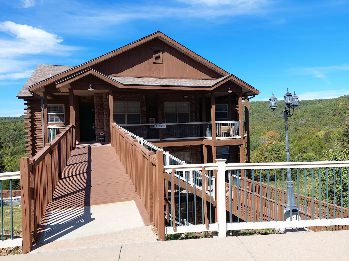 Walk-in Lakefront Cabin, Branson, Missouri