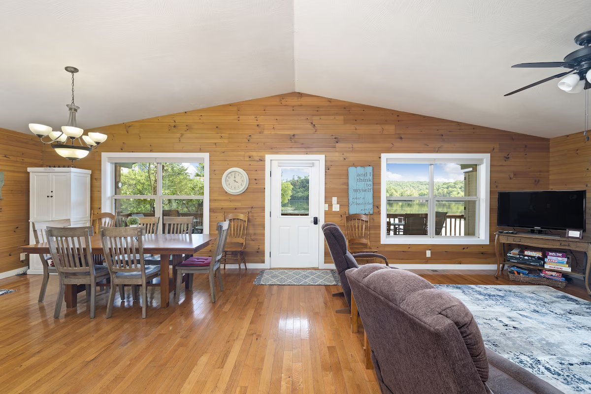 Serene Lakefront Cabin